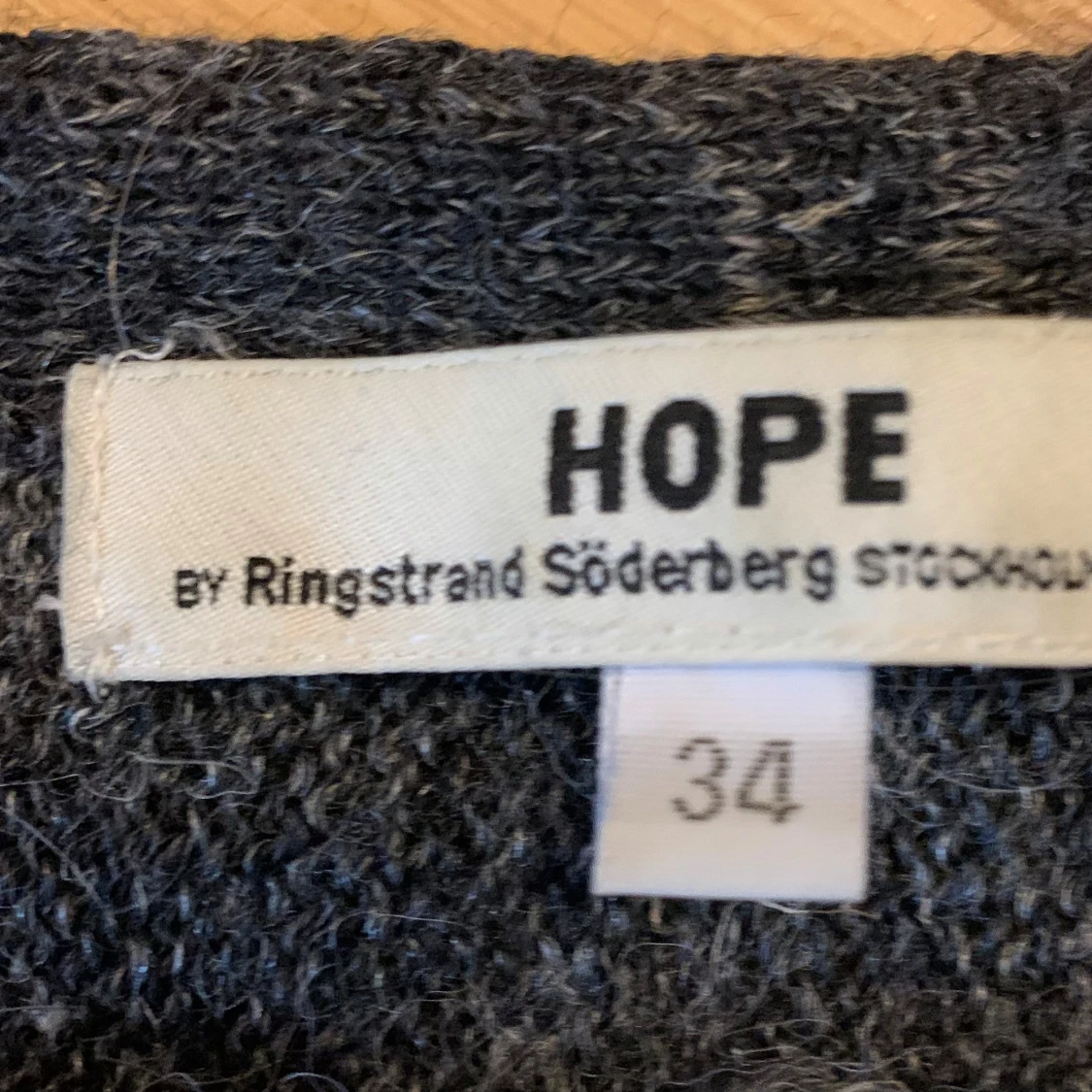 Mörkgrå stickad tröja från Hope - 91