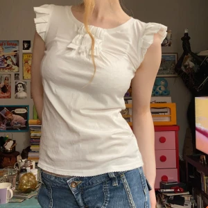 Söt topp - Söt vit topp med detaljer från Next. 100% bomull. Egentligen barnstorlek men sitter som xs. Jag har vanligtvis xs och är 162cm för referens. Hör av dig för mått eller om du undrar något annat💖