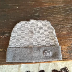 Grå rutig mössa . Aldrig använd nytt skick håller dig varm om dom kyligare dagarna🥶⛄️ - Snygg grå mössa med klassiskt rutmönster. Mössan har en uppvikt kant och en diskret logotyp framtill. Perfekt för kyliga dagar.