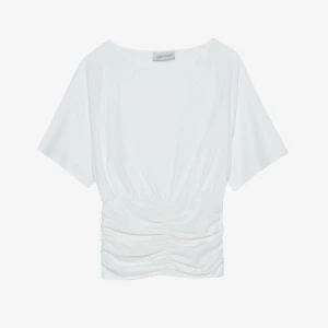 Vit topp - Snygg vit topp från Zalando med korta ärmar och en rynkad detalj i midjan. Perfekt för en stilren look, tillverkad i mjukt material för extra komfort. Lappen kvar!!😊