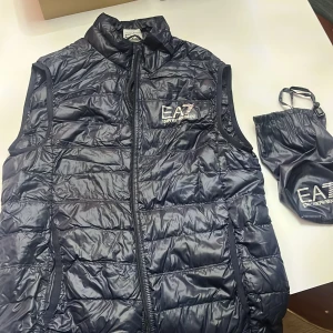 Svart dunväst från Emporio Armani - Säljer min väst nu då den är för liten. Den har blivit använd väldigt bra och är som en helt ny