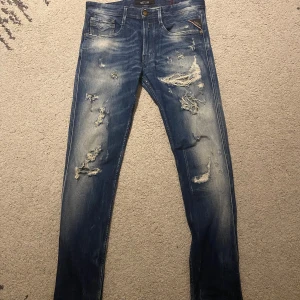 Replay Anbass slitna - Säljer ett par blå slitna jeans från Replay. Modellen är Anbass. Nypris: 1799. Storlek 31. Bra skick!