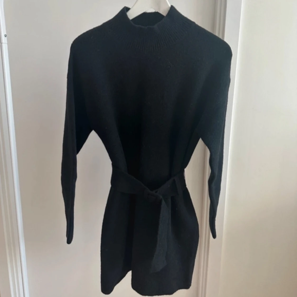 Svart stickad miniklänning från & Other Stories - 92