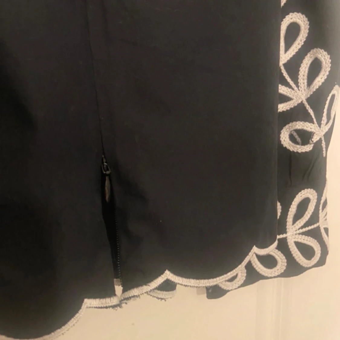 Svart blus med vit broderad design - 93