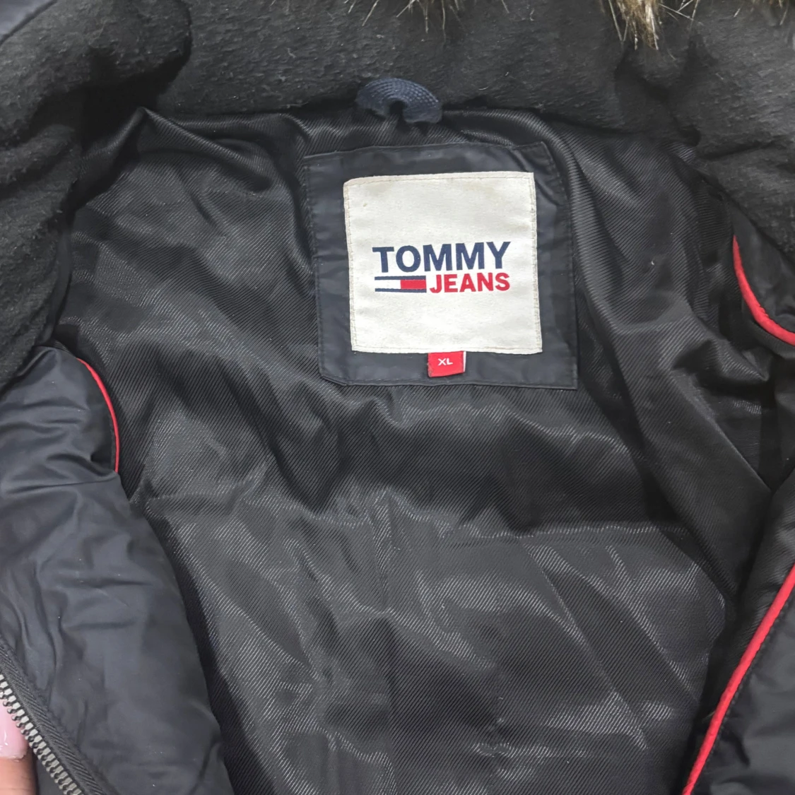 Svart dunjacka från Tommy Jeans - 92