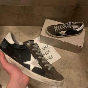 Golden Goose Skor  - Säljer dessa snygga och eftertraktade Golden Goose skor. De är i storlek 42. De är i väldigt bra skick. Skosnöret är lite skadat. Gjorda av denim och slitaget är en del av designen. Priset är diskuterbar. Skriv privat om du har några funderingar. -[Endast skorna ingår i köpet]-