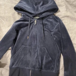 Juicy couture kofta - Munkjacka från juicy couture i marinblå. Jättefin å bra skick💗 Ena snöret har tappat metallen.