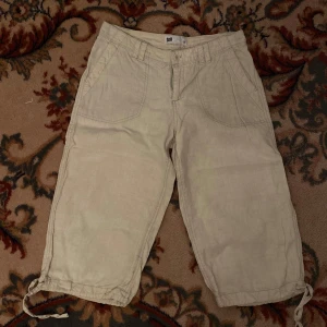 Vita halvlånga linnebyxor från Flash - Vit/beigea linnebyxor i caprilängd, väldigt bra skick, midjemåttet är 75cm och inte benet längd är 45cm