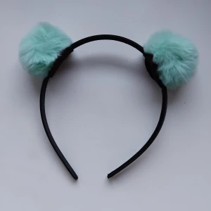 Diadem med turkosa pälsbollar - Ett diadem med pälsbollar. Inte använd 