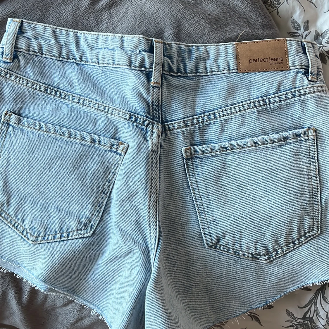 Ljusblå jeansshorts från Ginatricot  - 92