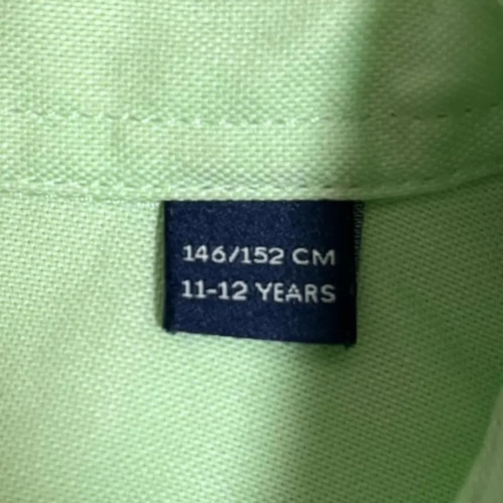 Säljer en snygg grön oxford skjorta från Gant i storlek XS. Den är i slim fit och har en klassisk oxford- stil. Skjortan är dekorerad med det ikoniska broderade märket på. Pris kan diskuteras vid snabb affär 🔥. Paidat.