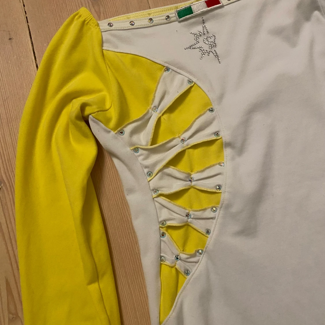 Vit och gul långärmad topp med snörning - 91