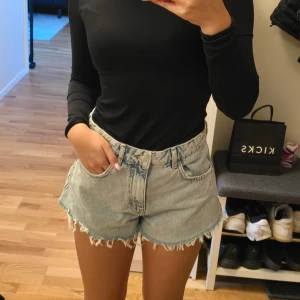 Ljusa jeansshorts med fransar - Snygga ljusa jeansshorts med fransiga kanter. Perfekta för en avslappnad stil. De har en klassisk femficksdesign och knappgylf.