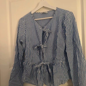 Randig blus - Söt randig blus från Stradivarius i storlek S! 