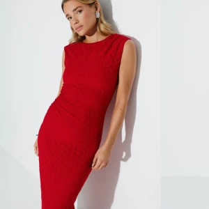 Röd lace dress - Superfin röd lace klänning från gina❤️ Köpt innan jul med tanke att använda den under julen men  förblev oanvänd… Ordinarie pris 600kr. Jättefint skick, jätteskönt och stretchigt material. Skulle rekommenderas även för de över strl XL!🫶🏻✨ Kontakta mig för flera bilder eller funderingar!