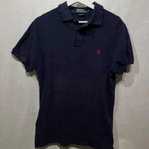 Ralphlauren pike  - snygg Ralphlauren pike. litet hål vid lappen (Bild 3). Storlek M, modellen är 180cm