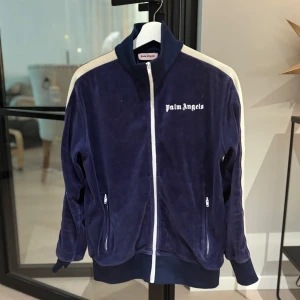 Palm angels tröja  - Tjena säljer nu min Palm angels tröja då jag känner att den inte passar min stil nå mer tröjan är i bra skick skriv om du har några frågor kan gå ner i pris vid snabb affär !
