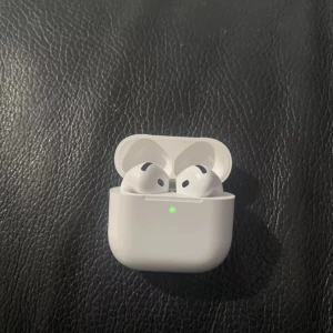 Bluetooth hörlurar  - Fjärde generationen i super fint skick. Kommer med alla tillbehör. Nypris 1900kr. 100% nöjd garanti! Ni kan alltid returnera om ni inte skulle vara nöjda, oavsett anledning. Kolla gärna mina recensioner.