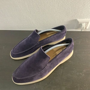 Loro Piana Summer Walk - Säljer ett par marinblå Loro Piana Summer Walk i Navy Blue. Väldigt efterfrågade! Använda ett fåtal gånger under förra sommare. Pris kan diskuteras vid snabb affär.