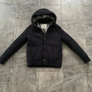 Gran sasso cardigan - Säljer den här super snygga gran sasso jackan som är perfekt nu till vintern, supersnygg och väldigt varm o bekväm. Jackan är i väldigt fint skick men den är lite nopprig. Den har avtagbar luva och är i storlek 50/M.  Priset är inte hugget i sten och byten kan vara intressant! 