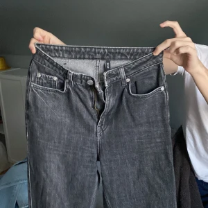 Svarta jeans - Säljer dessa jeans då dom inte passar mig!💗 De är från weekday och är i bra skick. Medel midja och är raka i benen. Storlek är 25/32. Hör av er vid fler frågor😌