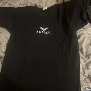 Armani t shirt - säljer en armani t shirt i storlek 152.
