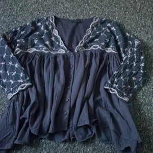 En fin blus  - En fin blus med volang ner till. Blommig över till.