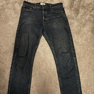 Mörkblå jeans från Jack & Jones  - Säljer ett par mörkblåa jeans från Jack & Jones med loose fit. Perfekta för en avslappnad stil. Modellen loose Chris W31 L34