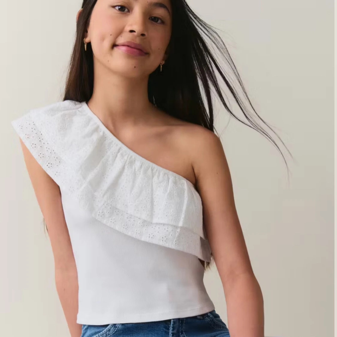 Vit oneshoulder topp med volang - 28