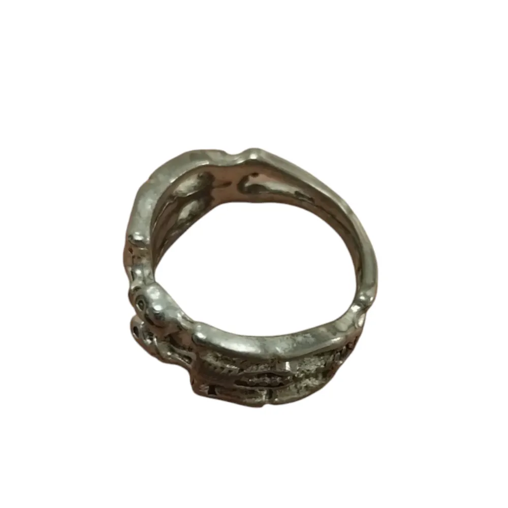 Silverfärgad ring 1,6cm i diametern inuti.. Asusteet.
