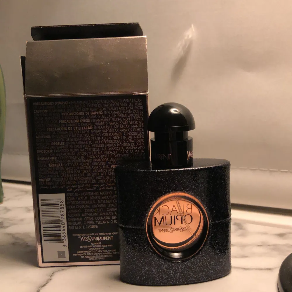 Helt ny black opium på 30ml med kartongen. Kartongen har inte kvar sin plast då de var en julklapp som inte kommer komma till användning då jag inte gillade doften. Men den är helt oanvänd . Perfume.