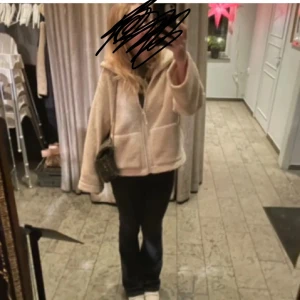H&M teddyjacka - Superfin teddyjacka, men säljer då jag har 2 nästan likadana 🩷storlek L men sitter snyggt oversized på en s/m. 