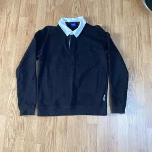 Jack & Jones Långärmad Piké  - Säljer nu denna piké tröja då den är för liten. Den har använts två gånger. Pris kan diskuteras.