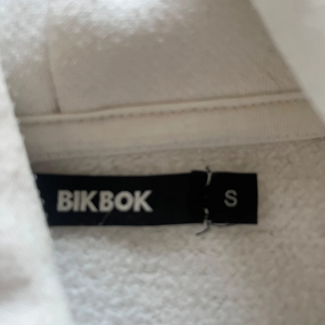Vit hoodie från BikBok - 90