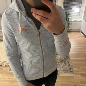 Superdry hoodie  - Tjena! Säljer en as fet hoodie i toppskick från Superdry, otroligt bra passform då den sitter slim mot kroppen🤝