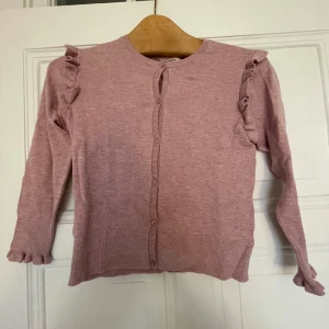 Kofta med volangärm 💕 - Jättefin kofta från Zara Knitwear som tyvärr är för liten! Passformen är jättefin och är ganska tajt förutom längst ner. Nypris: 250kr säljer för 150kr men pris kan diskuteras! 💕