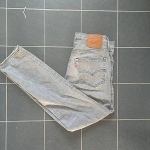 Levis 511 jeans  - Säljer dessa gråa Levis jeans som är i helt okej skick || pris= 399 kr || nypris= 1100 kr || pris kan självklart diskuteras💯💯
