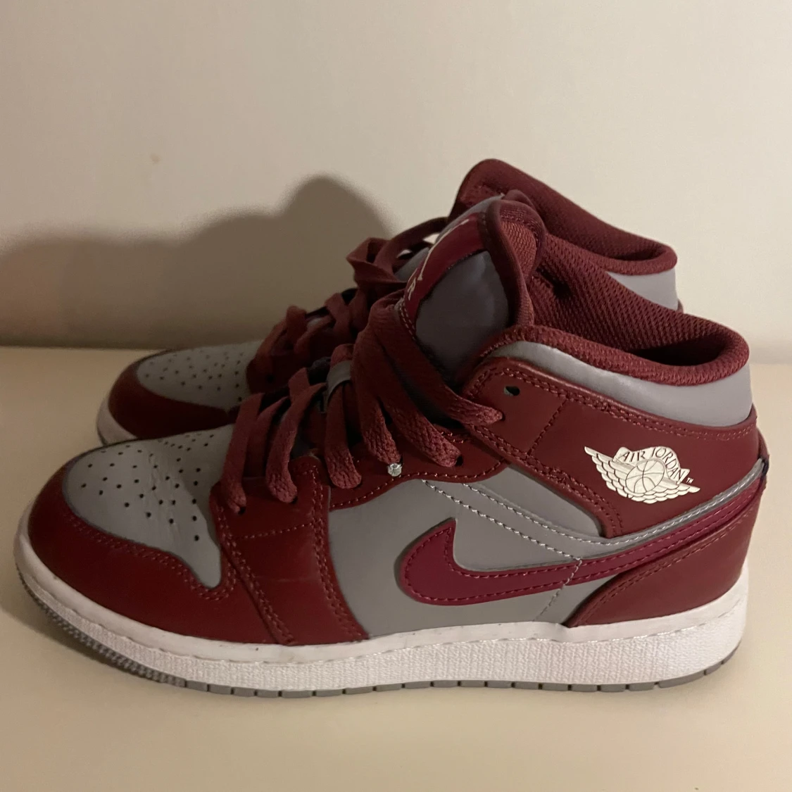  Nya  Air Jordans 1 mid (GS) strl 36. Original  - 90