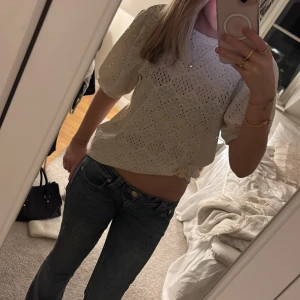 Fin blus från object  - Säljer en söt vit blus med broderade detaljer och korta puffärmar. Den sitter som en storlek S men är storlek M.