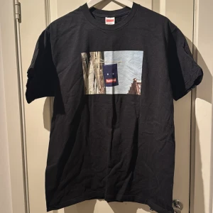Supreme Banner Tee - Condition 9/10, Nypris: 1000. Säljs för: 399