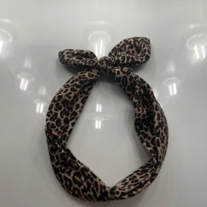 Leopardmönstrat hårband - Snyggt leopardmönstrat hårband med knutdetalj. 