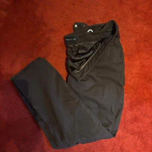 Bruna byxor från Stockh LM - Snygga bruna byxor från Stockh LM med en stilren design. Perfekta för en elegant look. Byxorna har en klassisk passform och är tillverkade i ett bekvämt material. Storlek 44