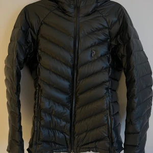  Peak Performance jacka - Snygg och funktionell svart jacka från Peak Performance😊Jackan är i väldigt bra skick🥰Storlek S dam, modellen syns på sista bilden🤗