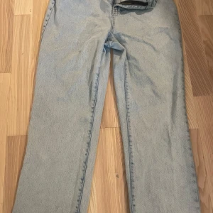 Jeans från boohoo  - Nästan helt nya jeans från boohoo men en slit vid vaderna.