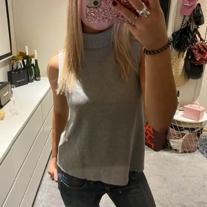 Grå ärmlös polotröja - supersnygg ärmlös polotröja från zara💕