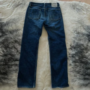 Raffe jeans av äldre modell - Ett äldre par Ralph lauren jeans i utmärkt skick. Storlek 32.34, modellen är 182 cm och 74 kg. Hör av dig vid frågor eller minsta funderingar. MVH/ Båstad pluggen.