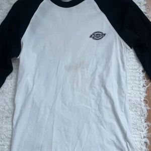 Dickies Tröja - Inte använd allt för mycket, finns tyvärr en fläck mitt på tröjan. Köpt på Carlings, bra i storlek passar även S