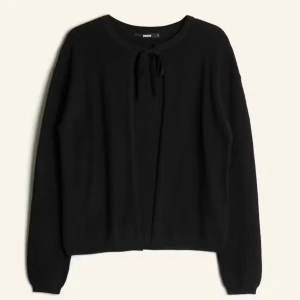 Svart ribbad tröja från Bik Bok - Snygg svart ribbad tröja från Bik Bok med knytband vid halsen. Den är använd 1 gång så näst intill ny, säljer därför för 200 nypris 400❣️