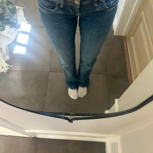 Ltb jeans valerie blå - Säljer mina ltb jeans i strlk 26/34 de är i bra skick har dock en liten skråma precis vid foten men inget man ser när man har på sig jeansen, priset kan diskuteras