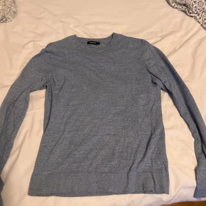 J.Lindeberg tröja - Säljer min tröja från J.Lindeberg som jag inte använder längre. Väldigt snygg och i topp skick